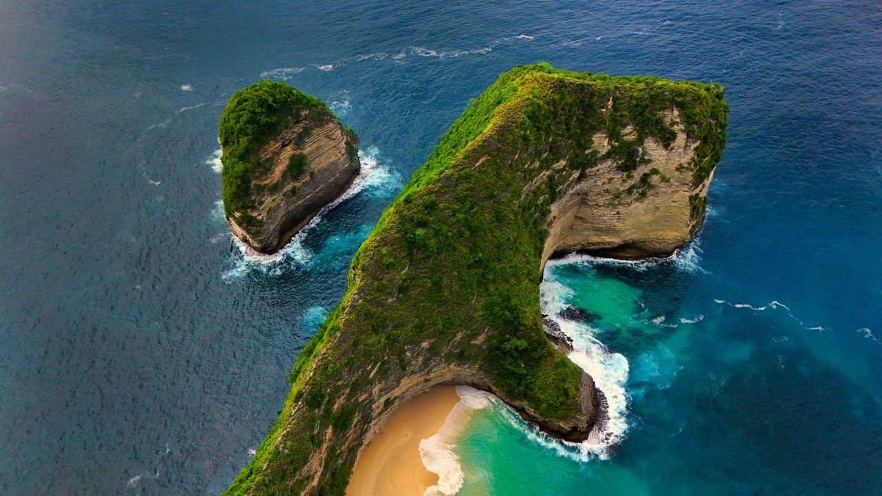 Kelingking Beach T-Rex cliff, Nusa Penida, Bali
