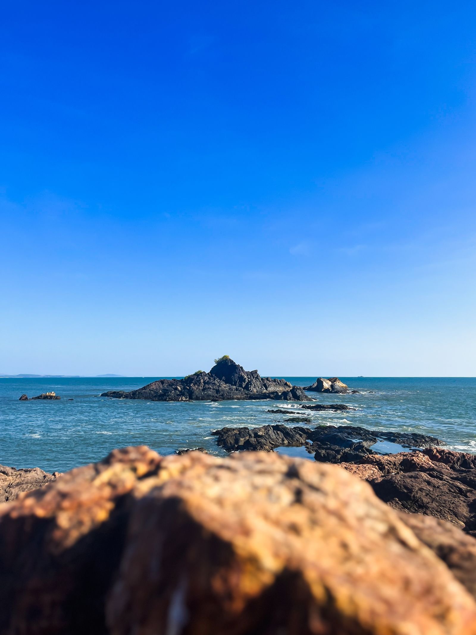 Rocky cliff coastline on the Gokarna beach trek