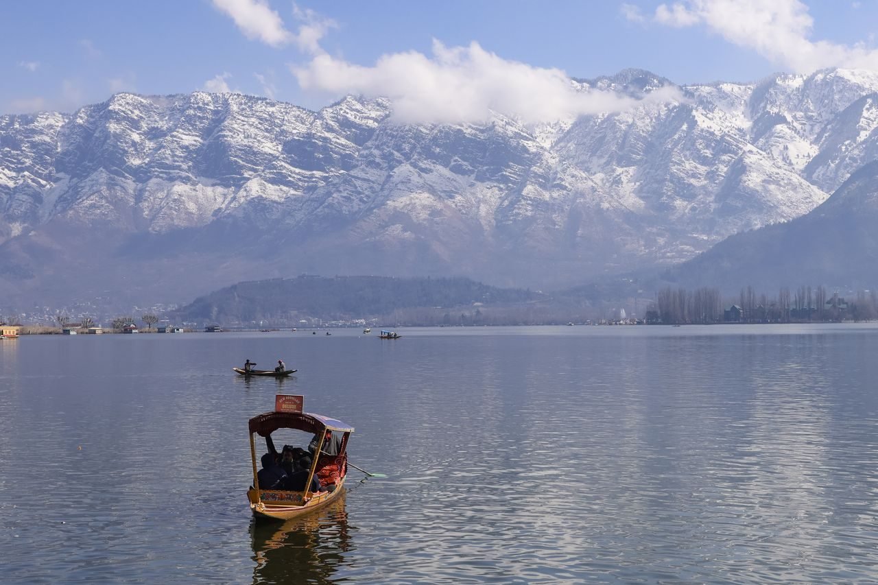 Kashmir: Dal Lake & shikaras