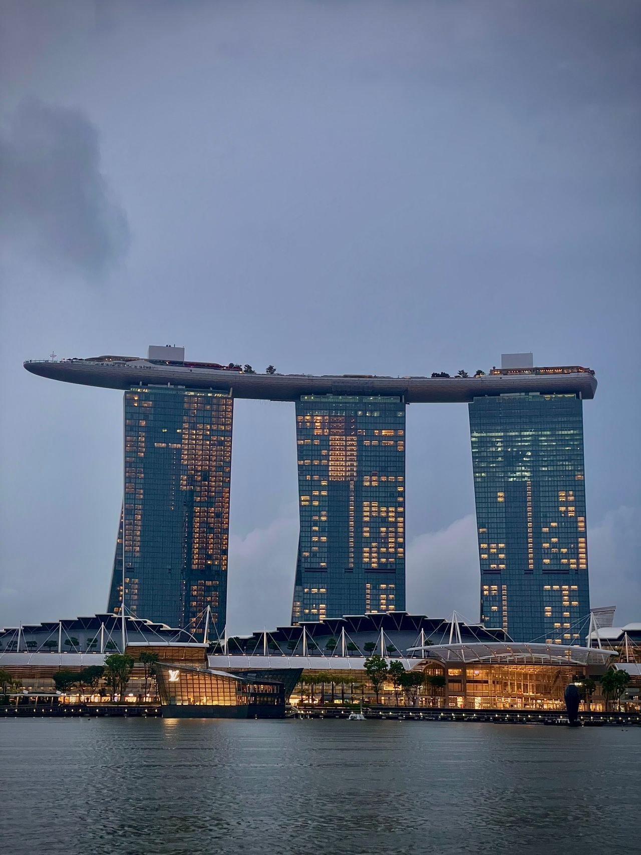 Marina Bay Sands and the Singapore skyline at dusk